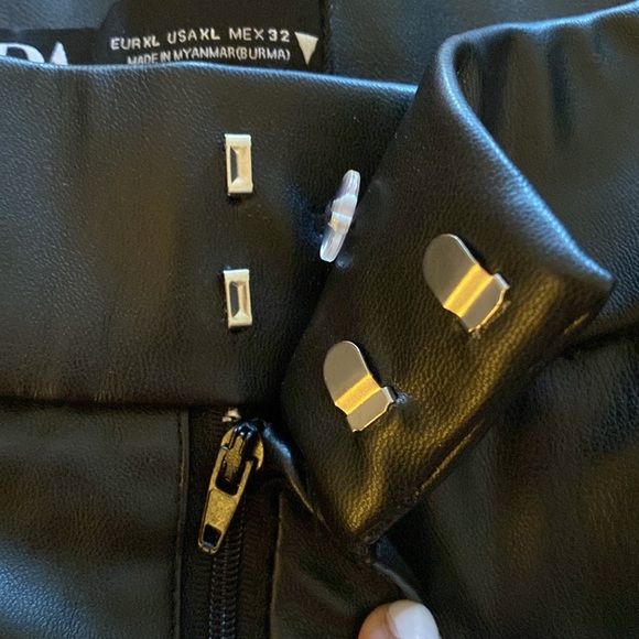 Zara FAUX LEATHER PLEATED SHORTS WITH POCKETS - Picture 6 of 8